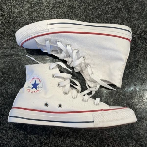 Converse - Vita converse som är i nyskick. Är storlek 37.5 men skulle säga att det även passar en 38. Köptes i december på aboutyou och är endast använda en gång sedan dess. Hör av er vid funderingar.
