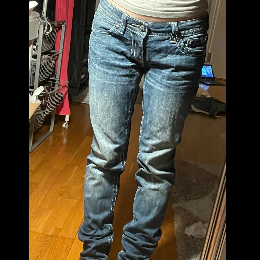 Miss me jeans köpta secondhand. Dom är skinny model som visas på bild 3, men de är lite för stora för mig så dom är inte helt skinny jeans fit. Skriv för mer bilder/info. Om du vill köpa skriv privat🫶. Köparen står för frakt.. Jeans & Byxor.