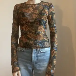 Mesh tröja från Urban Outfitters  Med blommor   Använd fåtal gånger så i toppen skick  
