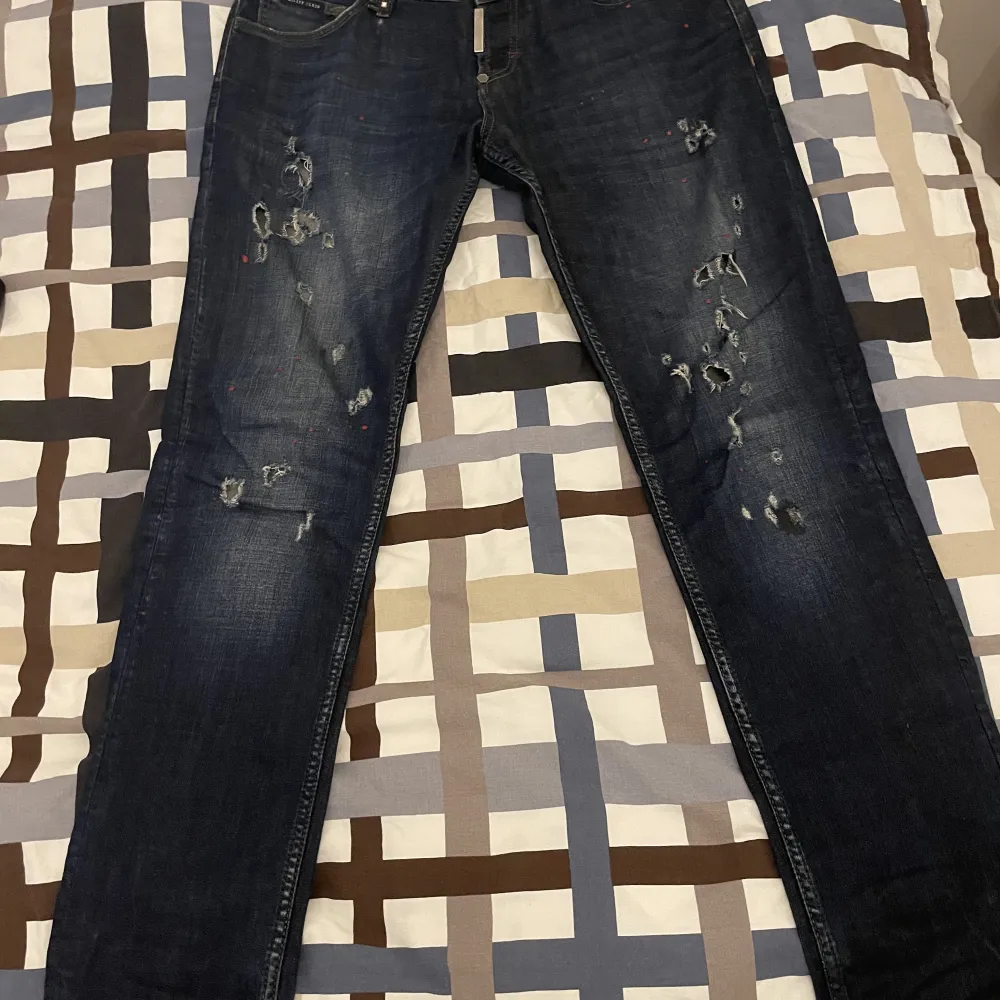 Hej jag säljer nu ett par äkta Philipp plein jeans storlek 31 motsvarar 50 i Dsquared2 ifall någon är osäker på sin storlek men haft Dsquared2 jeans innan vilket även är M skick 9/10 nypris 5 800 säljer för 1000! Kvitto finns kvar. Jeans & Byxor.