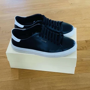 Axel Arigato skor - Hej, min brorsa säljer sina Axel Arigato skor. De är i fint skick och går att tvätta mer. Pris går att diskutera. Nypris runt 2300 kr men finns ej att köpa längre. Adda snap w_koll2011 eller insta Walter.koll för att köpa.