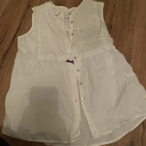 Odd molly - Söt Odd molly väst som man även kan ha som linne. Köparen står för frakten, dem vid funderingar💞