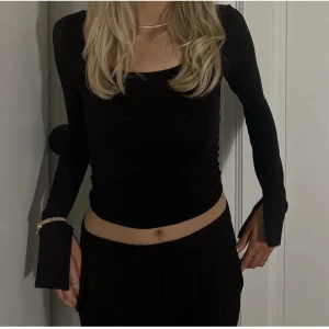 topp med slits i armen - endast använd 1 gång🫶🏽formar kroppen jättefint