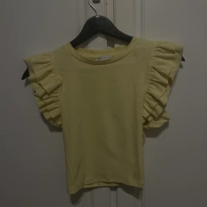 Topp med volang - Använd få gånger, fint skick