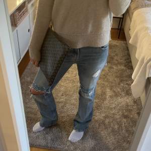 Intressekoll på mina helt nya skitballa jeans från Frame! Köpte dom för 3400kr på NK, här i Stockholm🥰 Säljer endast för bra bud☺️Långa på mig som är 170💕