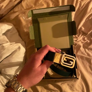 Gucci Reversible Belt - Inga byten! Gucci reversible belt with square interlocking GG buckle(95) (grön/svart)(silver/guld) Helt nytt med tags, dustcover, dustbag och låda Nypris:5600kr 