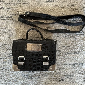 Svart väska - Snygg och enkel väska, där man kan ta bort banden. Bra skick. Från Bogys Paris, vintage 🫶🏽