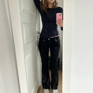 Victoria Beckham jeans - Intressekoll på mina snygga Victoria Beckham jeans, de är lite stora för mig och därför funderar på att sälja!💗De är storlek 31 men skulle säga att de passar 29/30
