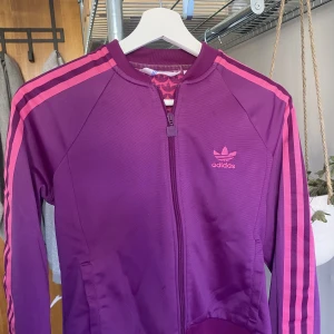 Adidas zip - Säljer min sjukt snygga adidas zip som tyvärr inte kom till användning💗 köpt från tradera för 250kr💖 endast använd 1 gång