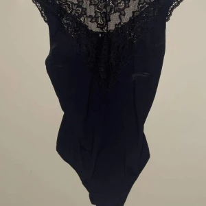 Svart body  - Svart body obs köpare står för frakt 