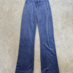 Juicy couture byxor  - Superfina juicy couture byxor i en väldigt fin färg! Dem kommer inte till användning då dom är för långa för mig som är 166. Innebenslängden är 82 cm. Nypris var 850 kr. 💕 Hör av er vid intresse och fråga om det är något ni undrar!💞