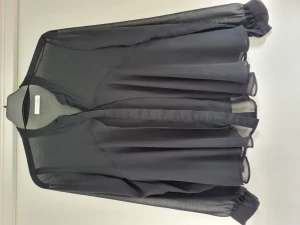 Second female blus - Tunnare (genomskinlig) svart snygg kvinnlig blus ,något utklockad modell. Storkek M. Inte mkt använd, så i fint skick.  Skickas spårbart.  Rökfritt hem men har hund. 