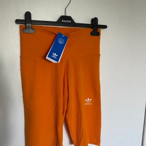 Cykelbyxor - Adidasshorts storlek 34 aldrig använda