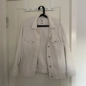 Vit Jeansjacka - Vit jeansjacka i bra skick, utan fläckar.
