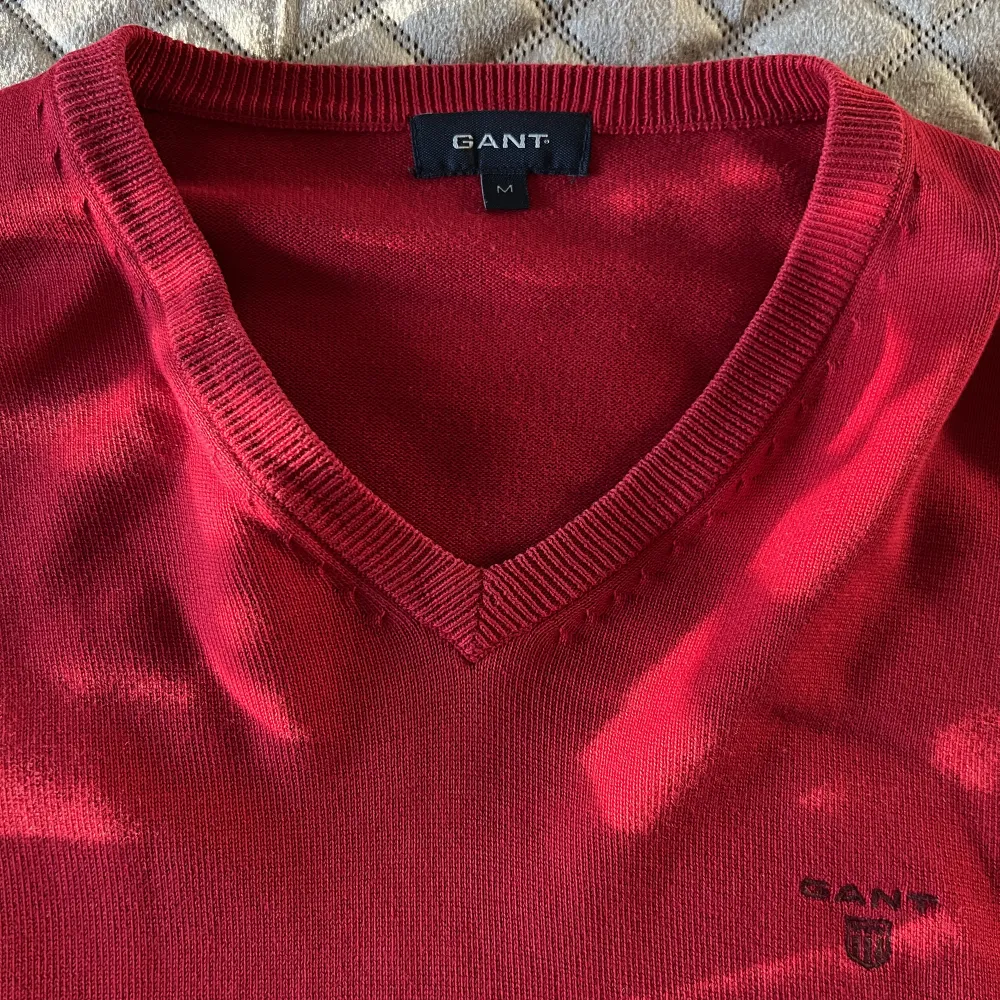 Gant tröja i färgen röd. Använd fåtal gånger.. Tröjor & Koftor.