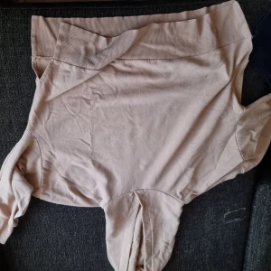 Beige Hoodie - Storlek L/XL  Beige i färgen. "Öppningar" på sidorna.