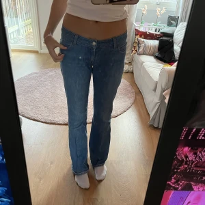 Miss sixty jeans blå - super snygga lågmidjade miss sixty jeans som passar till allt ❣️❣️ midjemått: 80 cm innerbenslängd 87 cm. Pris kan diskuteras vid snabb affär ❣️