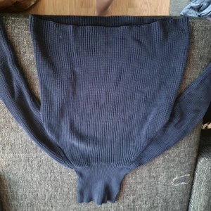 Stickad tjocktröja - Storlek XL Blå stor stickad tröja med hög hals.