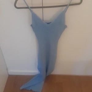 Fin blå sommar klänning - Blå sommar klänning, aldrig använd, sitter bra på kroppen får fram kurvorna