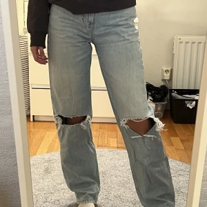 Ginajeans med hål - Ett par jättfina jeans i storlek 34 från Gina. Nypriset var 500 och säljer de för 100 💕Höga i midjan 