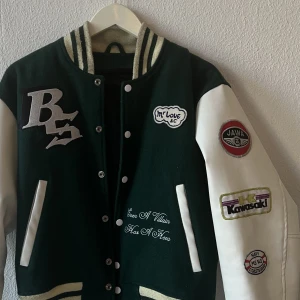 Bad son varsity jacket  - Det är storlek M, den är lite kroppad med. Jätte fint skick, men har 2 streck på ärmarna, skickar självklart bild.  