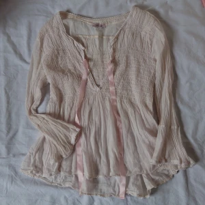 Gullig blus - Väldigt söt blus från Tessie💖 knytbar fram till och i bra skick, skriv vid frågor🌺