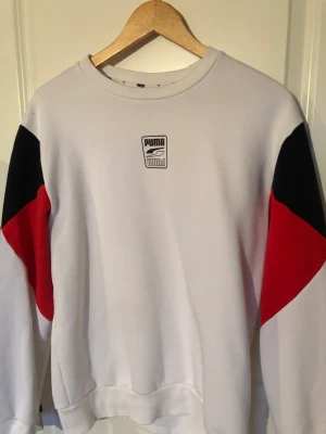 Puma sweatshirt - Fick denhär för ett tag sedan men har inte kunnat använda då den är för liten för mig. Strl M
