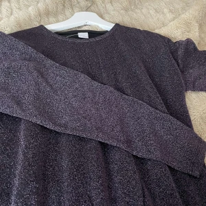 Lila glittrig klänning💜🎆 - Lila glittrig klänning från Lindex som endast är använd EN gång och är i super skick! Säljer för endast 100 kr😌