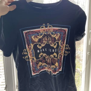 T-shirt med tryck🤘 - T-shirt som inte har några defekter! Den är från Gina tricot och säljer för endast 50 kr😌