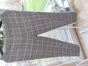 Rutiga byxor från H&M - Något kortare i längden. Storlek 38. Inte mycket använda så i fint skick. Skickas spårbart.  Rökfritt hem men har hund. 