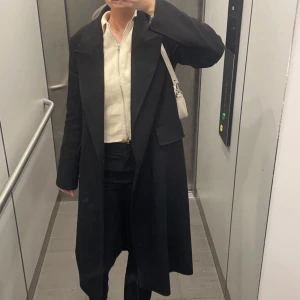 Svart kappa - Jätte fin svart kappa, använd fåtal gånger, ny frid 1999 kr, säljer för 550 kr
