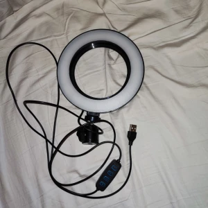 Liten ring light  - Fungerar hur bra som helst.  Finns inget stativ till men den går att skruva på en.  
