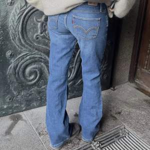 Säljer mina super fina Levis jeans!! Köpta av ett uf företag.  Säljer då de är lite stora för mig.  Mobilen får inte riktigt upp färgen, de är lite mörkare än på första bilderna. Budgivning, buda privat. Midjemått rakt över 37cm, innebenslängden 78❤️ 