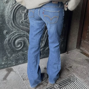 Levis jeans - Säljer mina super fina Levis jeans!! Köpta av ett uf företag.  Säljer då de är lite stora för mig.  Mobilen får inte riktigt upp färgen, de är lite mörkare än på första bilderna. Budgivning, buda privat. Midjemått rakt över 37cm, innebenslängden 78❤️ 