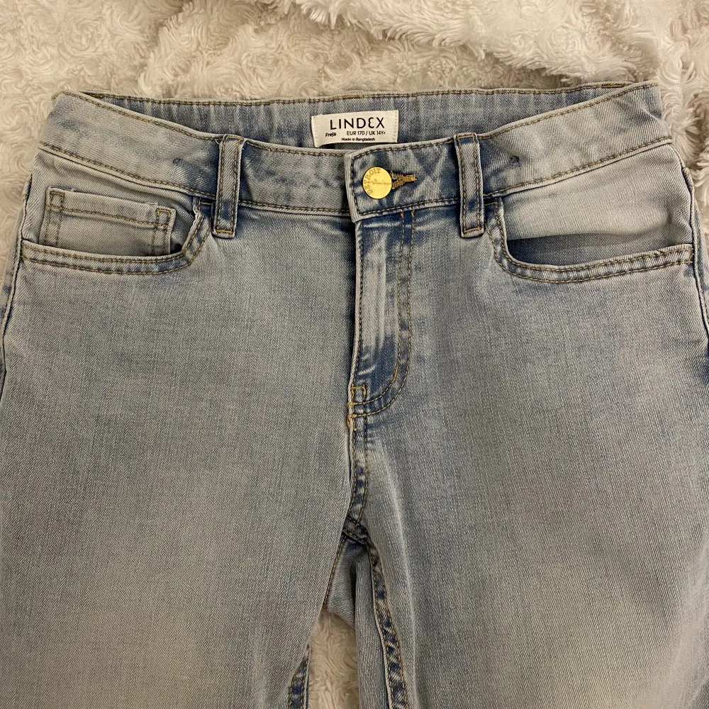 säljer mina skitsnygga lågmidjade bootcut jeans från lindex i en najs ljusblå wash!! de är i strl 170 men det är exakt som en XS🤍 säljer då de inte är min stil längre. midja: ca 73 cm & innerbenslängd: 79 cm. kontakta för frågor/bilder/intresse!☺️. Jeans & Byxor.