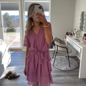 Super söt rosa volangklänning