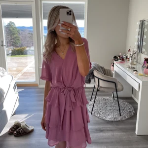 Volangklänning💕 - Super söt rosa volangklänning