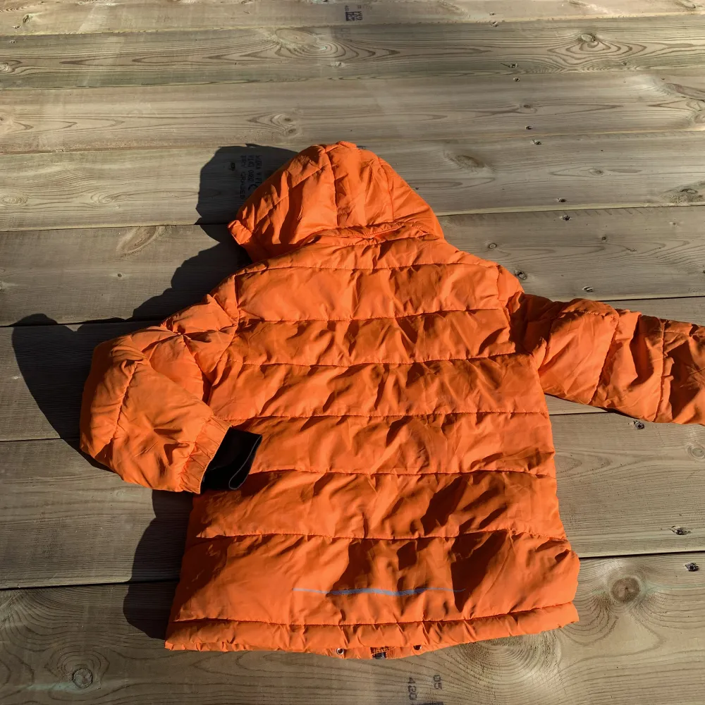 Säljer en till av min lillebrors gamla jacka. En orange Everest jacka i bra skick och ganska sparsamt använd. Strl 146. Passar perfekt som en vinterjacka då den är väldigt varm och fodrad. . Jackor.