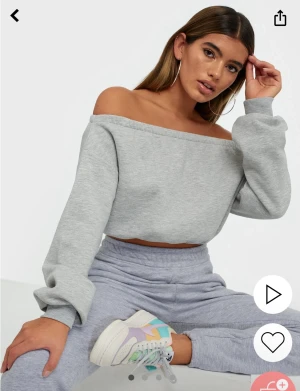 Ljus grå tröja - Säljer tröjan då den inte används, den är i fint skick och är endast använd ett par gånger🥰