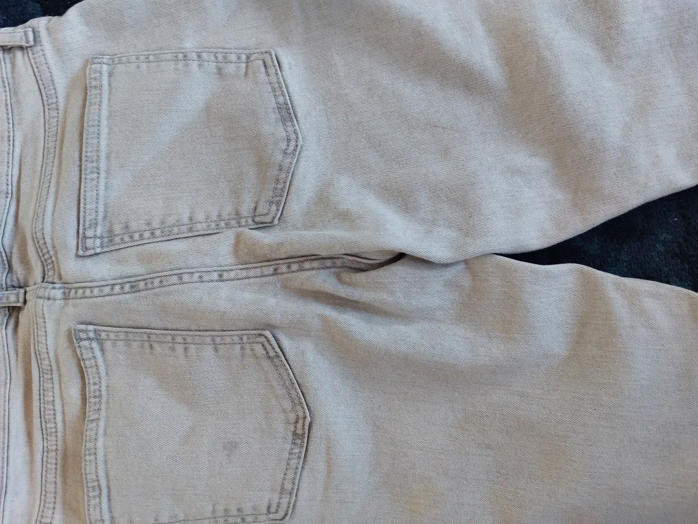 Fina jeans från Acne studio. Några få skavanker men annars väldigt fina! Passar mig som är 170 och S. Skinny och ljust gråa i färgen. . Jeans & Byxor.