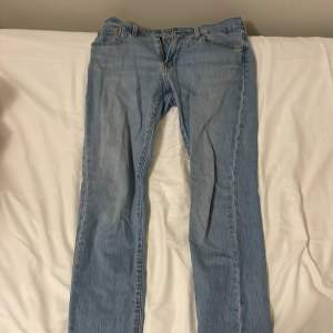 Ljusblåa Levis jeans som har blivit för små, byxorna har används ett par gånger 
