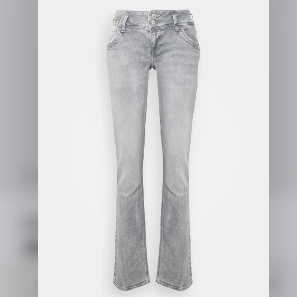 Säljer dessa slutsålda LTB Jonquil jeansen från zalando då dom ej kommer till användning längre! Skriv för fler bilder, buda i kommentarerna🫶(ord pris 679kr!). Jeans & Byxor.