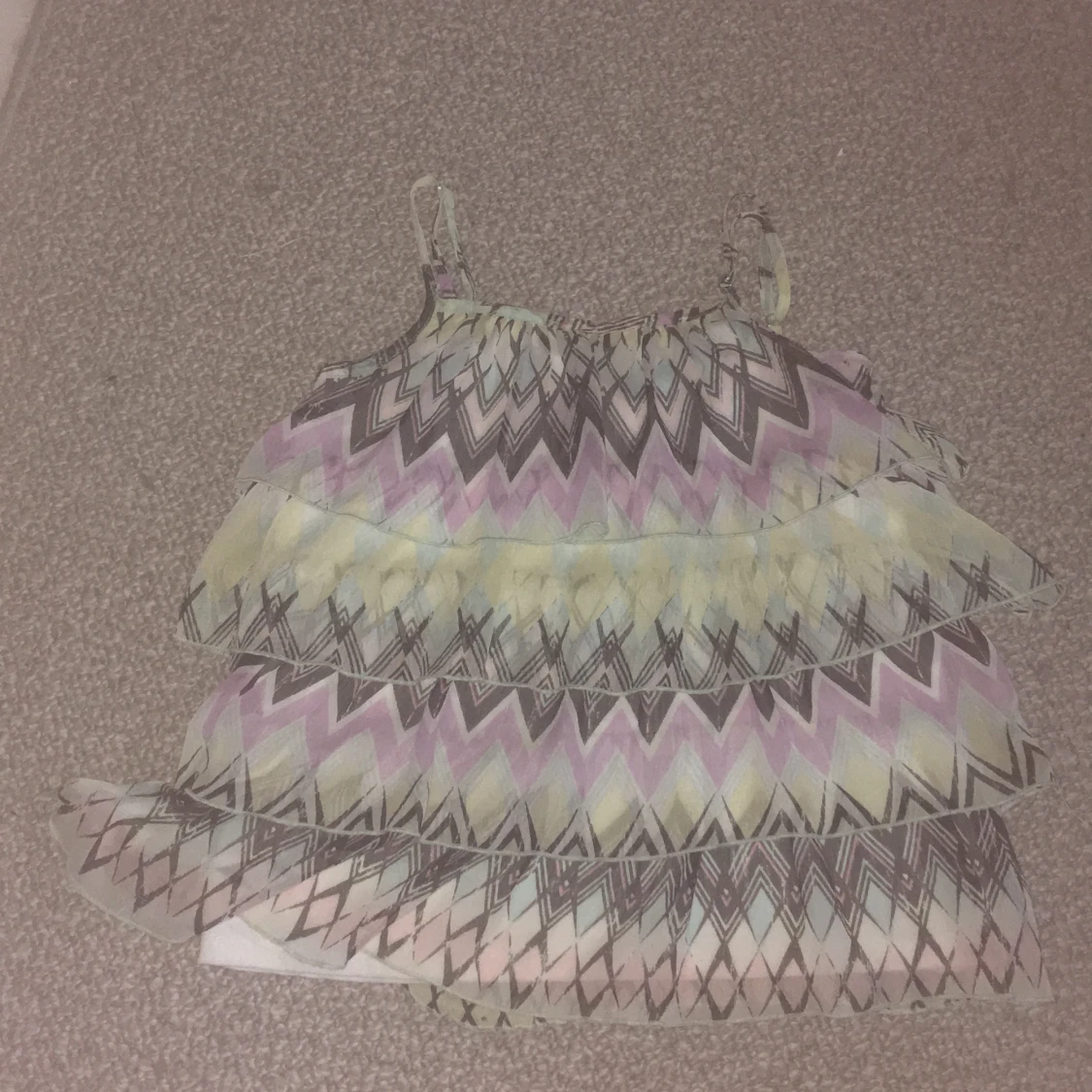 Mönstrat linne med volang