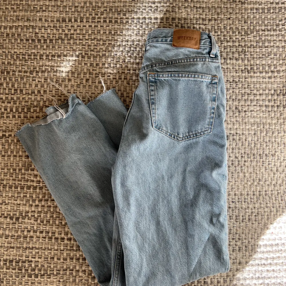 Knappt använda, avklippta jeans från weekday. Jeans & Byxor.