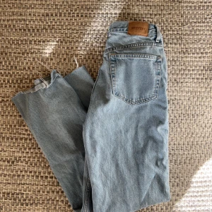 Jeans weekday W27 - Knappt använda, avklippta jeans från weekday