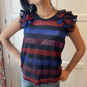 Glittrig festtopp - Superfin glittrig festtopp! Storlek S Jättefint skick💙💜