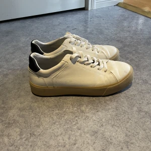 Sneakers - Vita sneakers från Pull & Bear i bra skick.  Storlek 42 