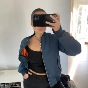 Bomberjacka - Säljer denna blåa bomberjacka från Junkyard. Passar mig som vanligtvis bär storlek S. Mycket fint skick! 