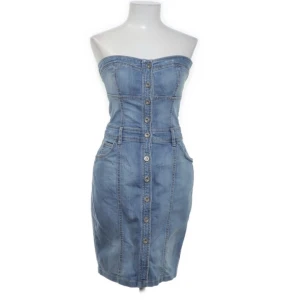 Jeansklänning - Säljer denna fina tub jeansklännign då den inte kommer till användning. Köpt på sellpy. Storlek M/L men skulle säga att de passar på S/M. 