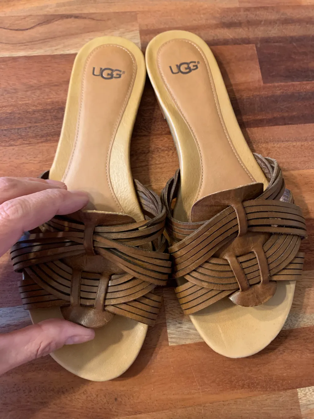 Bruna UGG sandaler  st40 som motsvarar 25,3cm. Använd två gånger. Perfekt skick, som nya.. Skor.
